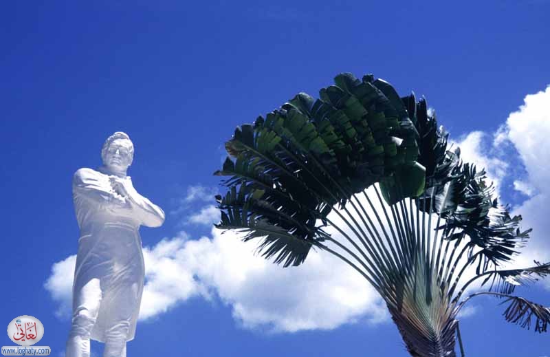 raffles statue